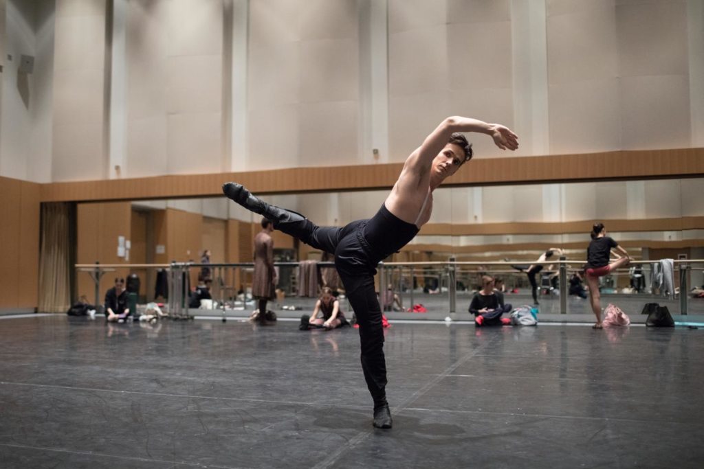 18. G.Côté rehearsing “The Winter's Tale” by C.Wheeldon, The National Ballet of Canada 2017 © The National Ballet of Canada / K.Kuras
