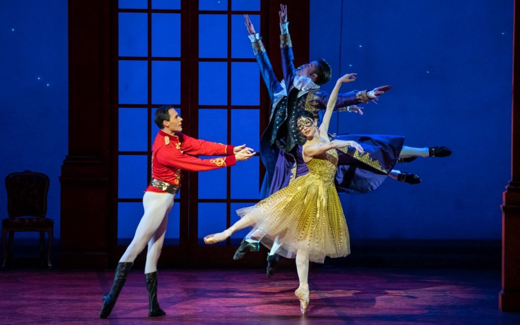 20. J.Varga, A.Tsygankova and corps de ballet, “Cinderella” by C.Wheeldon, Dutch National Ballet 2018 © A.Kaftira