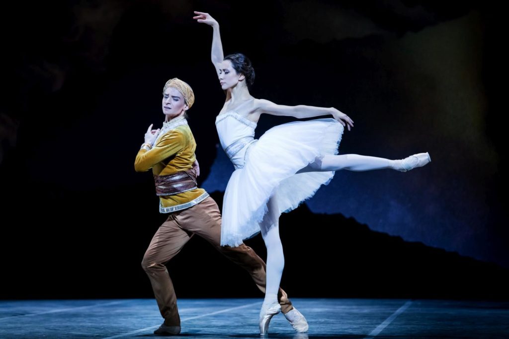 8. D.Simkin and A.Ol, “La Bayadère” by M.Petipa reconstructed by A.Ratmansky, State Ballet Berlin 2018 © Y.Revazov