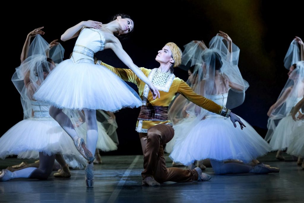 7. A.Ol, D.Simkin and corps de ballet, “La Bayadère” by M.Petipa reconstructed by A.Ratmansky, State Ballet Berlin 2018 © Y.Revazov