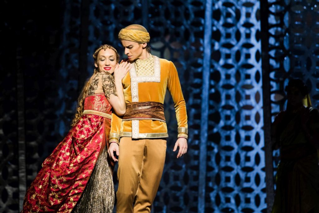 3. K.Ovsyanick and D.Simkin, “La Bayadère” by M.Petipa reconstructed by A.Ratmansky, State Ballet Berlin 2018 © Y.Revazov