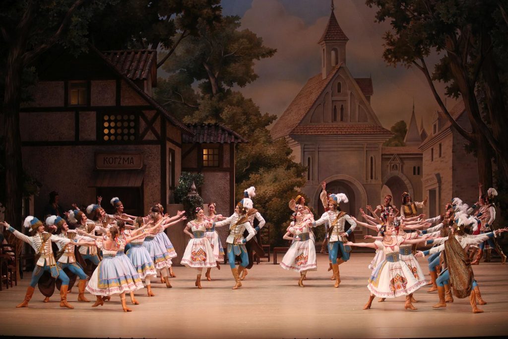 2. Czardas, “Coppélia” by M. Petipa and E. Cecchetti, revival and new choreographic version by S. Vikharev, Bolshoi Ballet 2019 © Bolshoi Ballet / E. Fetisova