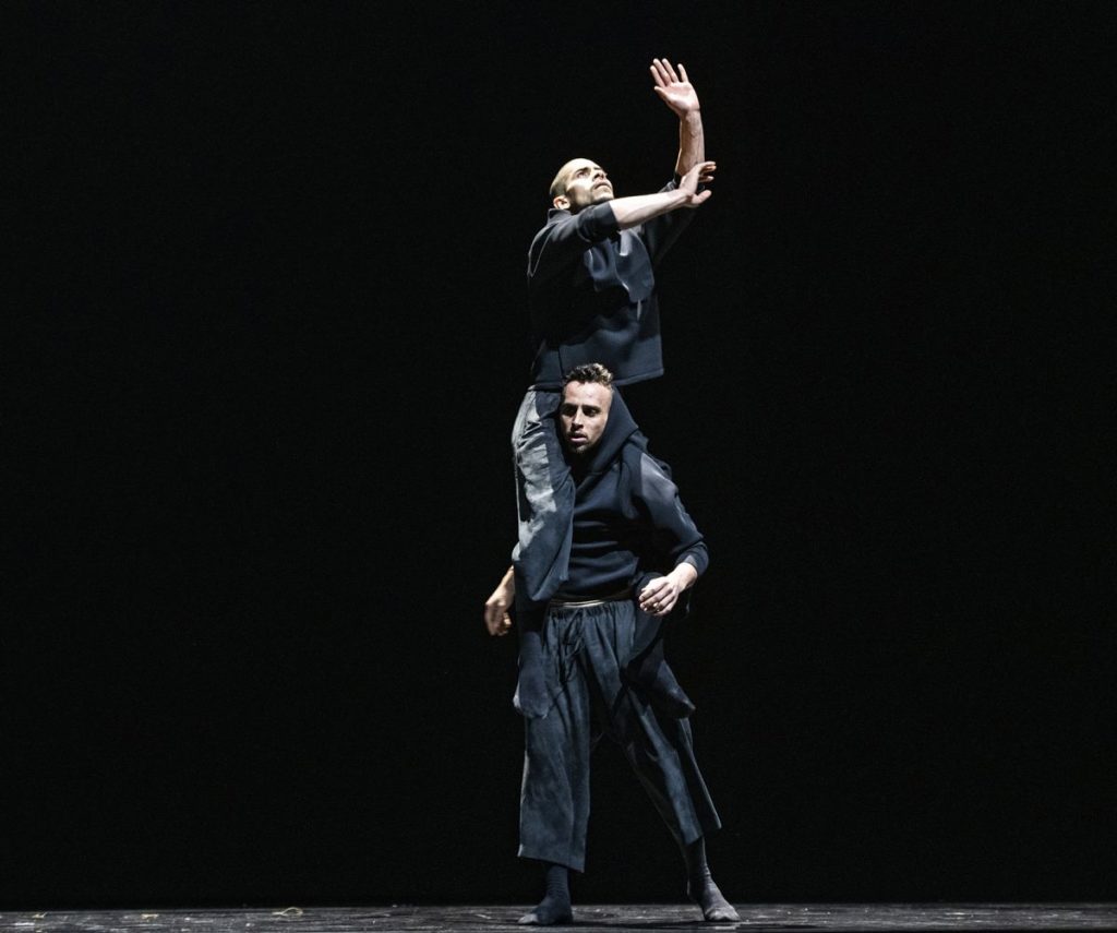 2. E.Nunes and L.Axel, “Indoor” by L.Axel, Ballet of the State Theater Nuremberg 2021 © B.Stöß