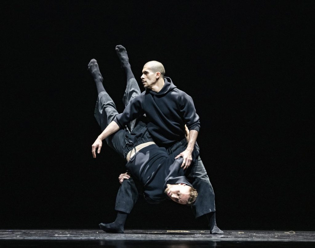 1. E.Nunes and L.Axel, “Indoor” by L.Axel, Ballet of the State Theater Nuremberg 2021 © B.Stöß