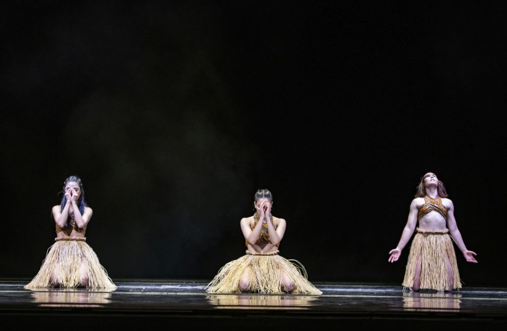 6. N.Sasaki, K.Mesquita, and K.Gee, “Matumaini” by S.-L.Chapman, Ballet of the State Theater Nuremberg 2021 © B.Stöß