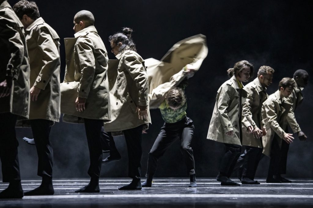 13. A.Tavares and ensemble, “Peculiar Mortals” by S.Vervaecke, Ballet of the State Theater Nuremberg 2021 © B.Stöß