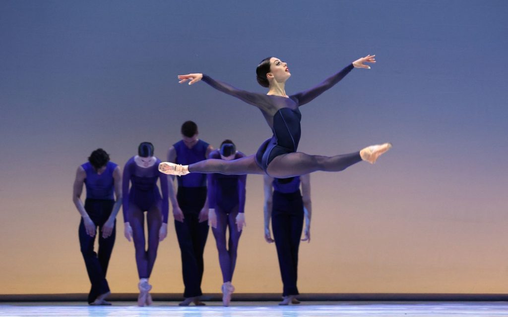 4. W.Wijkstra (front), M.Kumar, L.Rosillo, B.Stoop, S.Quintyn, and D.Bai, “Memento” by W.Kuindersma, Dutch National Ballet 2021 © H.Gerritsen