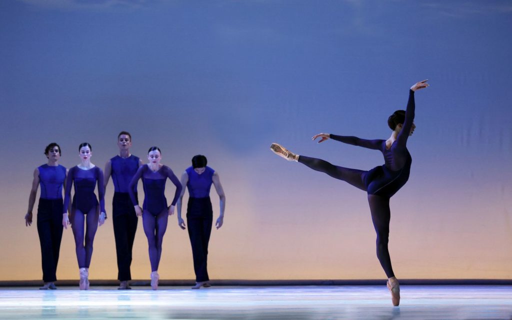 5. W.Wijkstra (front), M.Kumar, L.Rosillo, B.Stoop, S.Quintyn, and D.Bai, “Memento” by W.Kuindersma, Dutch National Ballet 2021 © H.Gerritsen