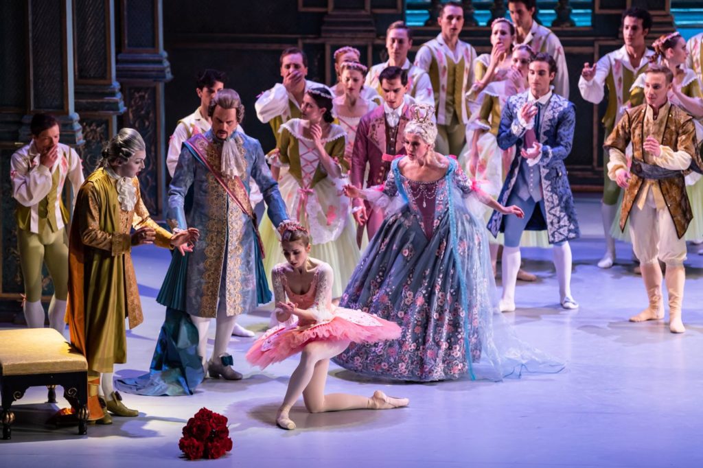 5. M.Deneux (Catalabutte), J.Kodym (King Florestan), A.Nanu (Princess Aurora), T.Podařilová (Queen), and ensemble, “The Sleeping Beauty” by M.Haydée after M.Petipa, Czech National Ballet 2021 © S.Gherciu 