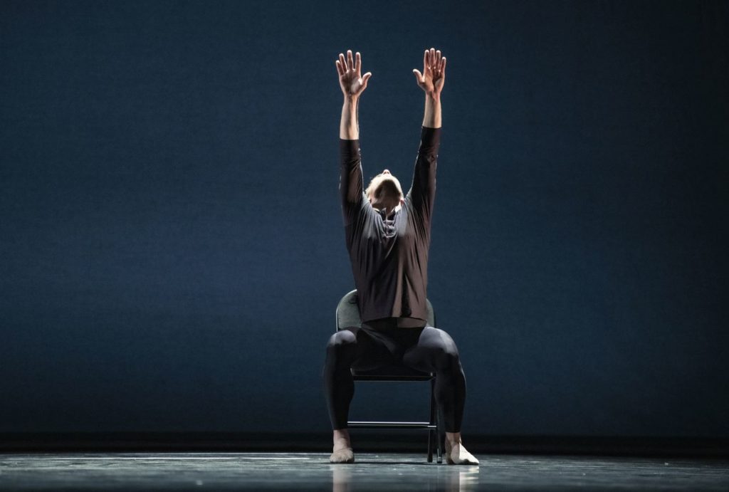 3. G.Carvalho, “Come In” by A.Barton, Ballett am Rhein 2021 © B.Stöß