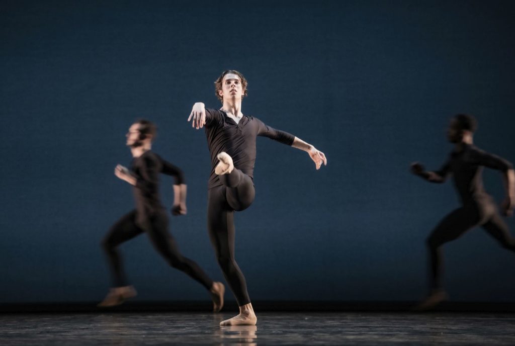 7. P.Handschin, D.Bonelli, and R.Arts, “Come In” by A.Barton, Ballett am Rhein 2021 © B.Stöß