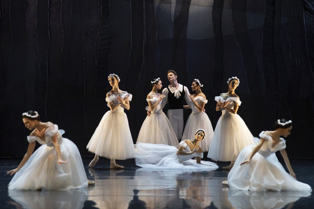 7. A.R. Teixeira, T.Prata, L.Yuk, V.Vieira, P.Souza, A.Rosa, and ensemble,“Les Sylphides” by A.Botafogo after M.Fokin, São Paulo Dance Company 2021 © F.Kirmayr 