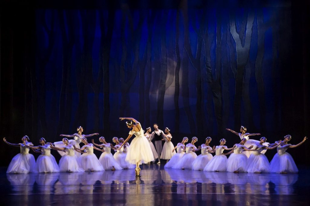 6. T.Prata, L.Yuk, V.Vieira, P.Souza, and ensemble, “Les Sylphides” by A.Botafogo after M.Fokin, São Paulo Dance Company 2021 © F.Kirmayr