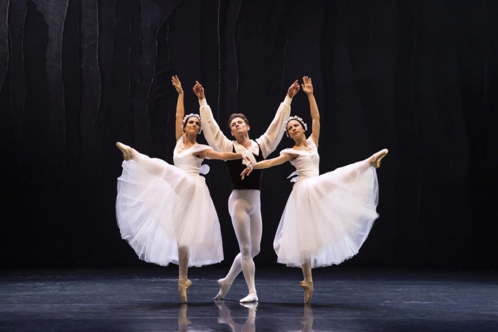 1. T.Prata, V.Vieira, and L.Yuk, “Les Sylphides” by A.Botafogo after M.Fokin, São Paulo Dance Company 2021 © F.Kirmayr