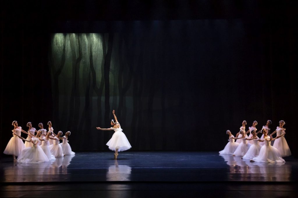 4. Ensemble, “Les Sylphides” by A.Botafogo after M.Fokin, São Paulo Dance Company 2021 © F.Kirmayr