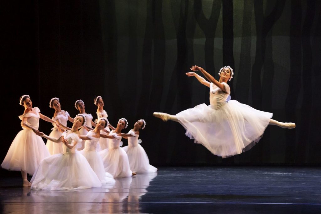 5. P.Souza and ensemble, “Les Sylphides” by A.Botafogo after M.Fokin, São Paulo Dance Company 2021 © F.Kirmayr