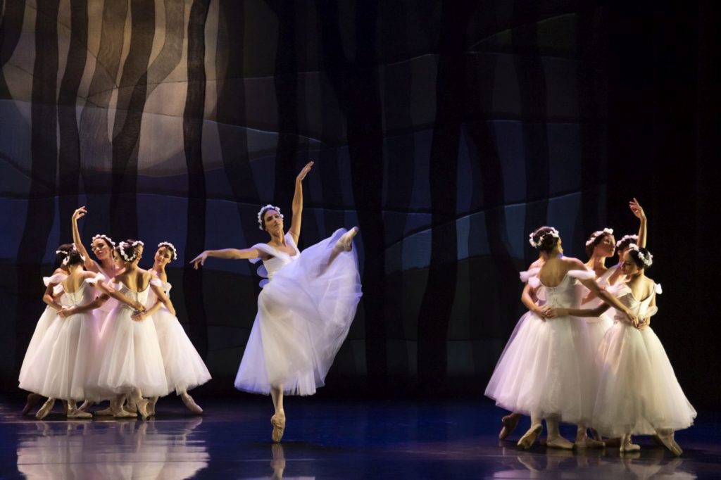 2. T.Prata and ensemble, “Les Sylphides” by A.Botafogo after M.Fokin, São Paulo Dance Company 2021 © F.Kirmayr