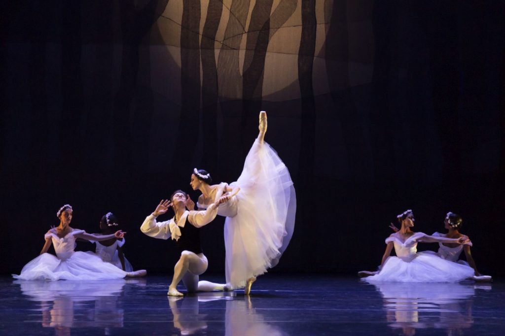 3. V.Vieira, L.Yuk, and ensemble, “Les Sylphides” by A.Botafogo after M.Fokin, São Paulo Dance Company 2021 © F.Kirmayr