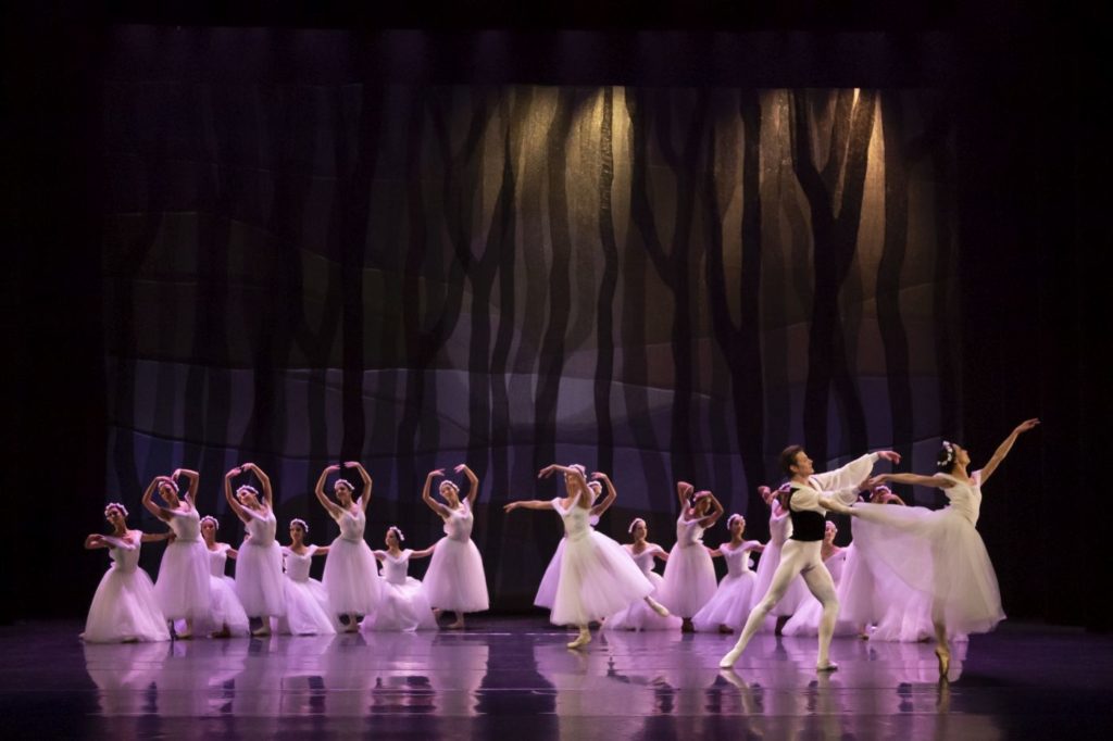 8. V.Vieira, L.Yuk, and ensemble, “Les Sylphides” by A.Botafogo after M.Fokin, São Paulo Dance Company 2021 © F.Kirmayr