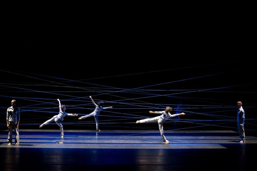 15. Artists of the São Paulo Dance Company, “Inquieto” by H.Rodovalho, São Paulo Dance Company 2013 © W.Aguiar 