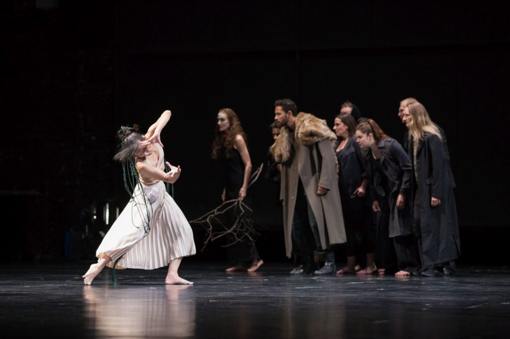 1. T.-C.Yu and ensemble, “Sleeping Woman” by R.Behr, Tanztheater Wuppertal Pina Bausch 2021 © E.Rodoulis