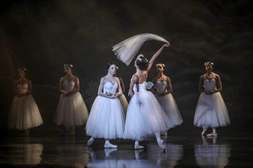 4. C.Pegurelli (Giselle), B.Paulino (Myrtha), and ensemble, “Giselle” by L.van Cauwenbergh after J.Coralli and J.Perrot, São Paulo Dance Company 2021 © C.Lima