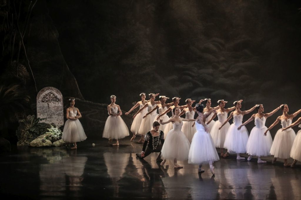 5. V.Vieira (Duke Albrecht), C.Pegurelli (Giselle), B.Paulino (Myrtha), and ensemble, “Giselle” by L.van Cauwenbergh after J.Coralli and J.Perrot, São Paulo Dance Company 2021 © C.Lima