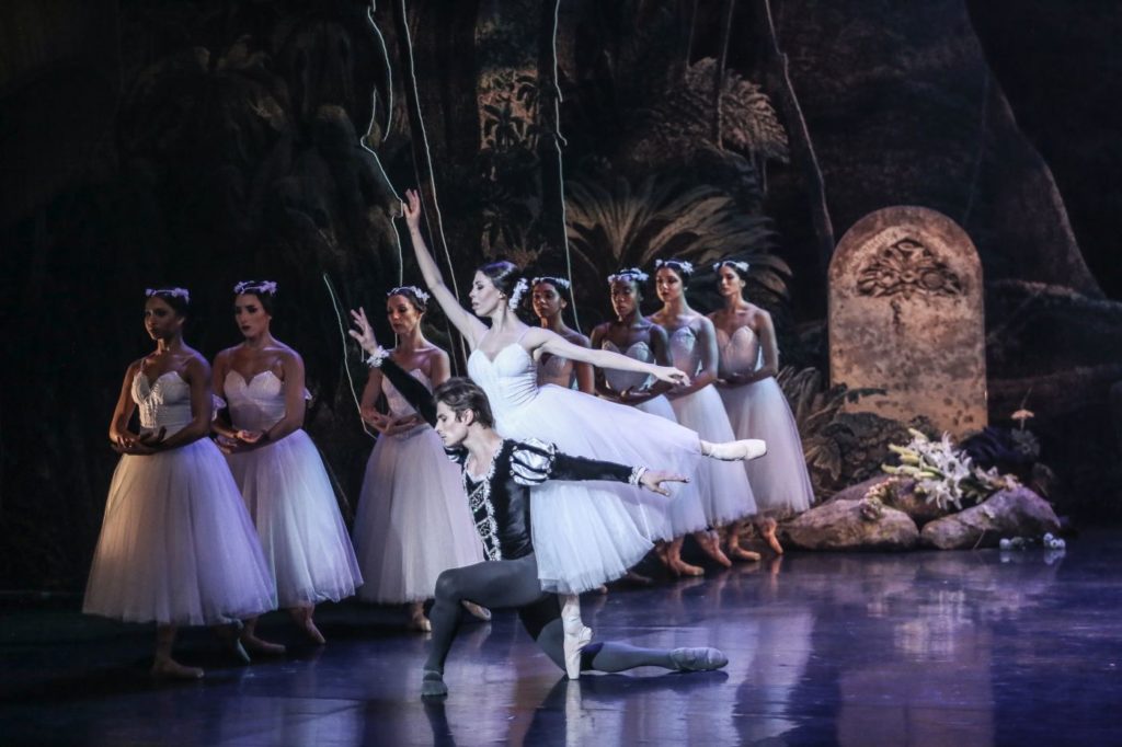 6. V.Vieira (Duke Albrecht), C.Pegurelli (Giselle), and ensemble, “Giselle” by L.van Cauwenbergh after J.Coralli and J.Perrot, São Paulo Dance Company 2021 © C.Lima