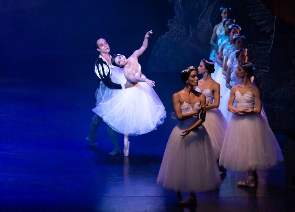 13. T.Prata (Giselle), G.Moreira (Duke Albrecht), L.Davi (Myrtha), and ensemble, “Giselle” by L.van Cauwenbergh after J.Coralli and J.Perrot, São Paulo Dance Company 2021 © F.Kirmayr