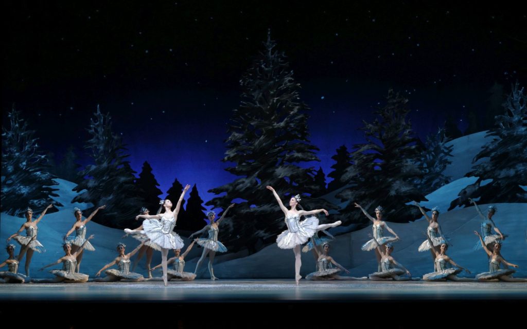 6. N.Agvanean, C.Vowles, and ensemble (Snowflakes), “The Nutcracker and The Mouse King” by T.van Schayk and W.Eagling, Dutch National Ballet 2021 © H.Gerritsen 