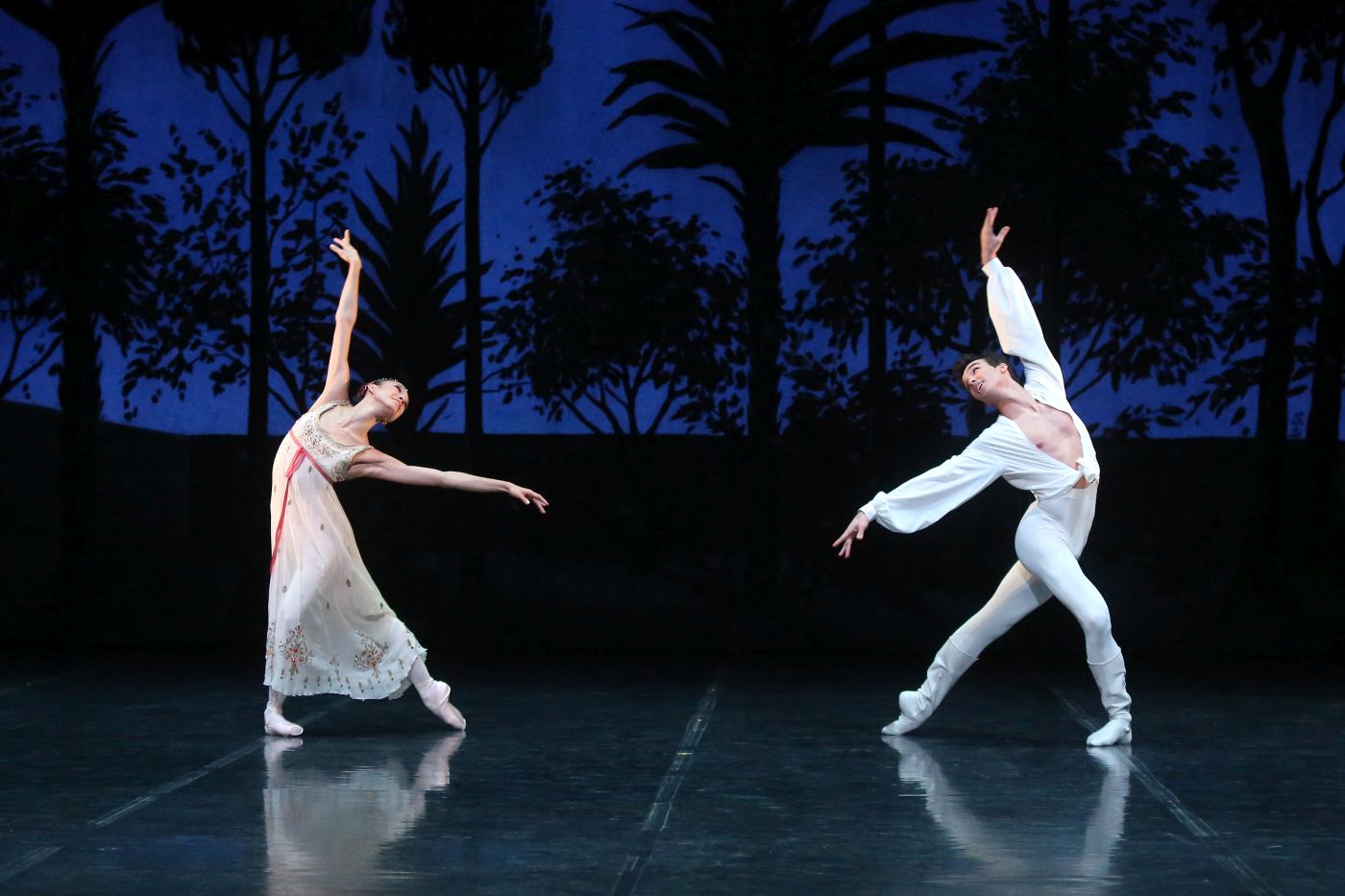 11. R.Aleman (Juliet) and M.F.Paixà (Romeo), “Rome and Juliet” by J.Cranko, Stuttgart Ballet 2018 © Stuttgart Ballet