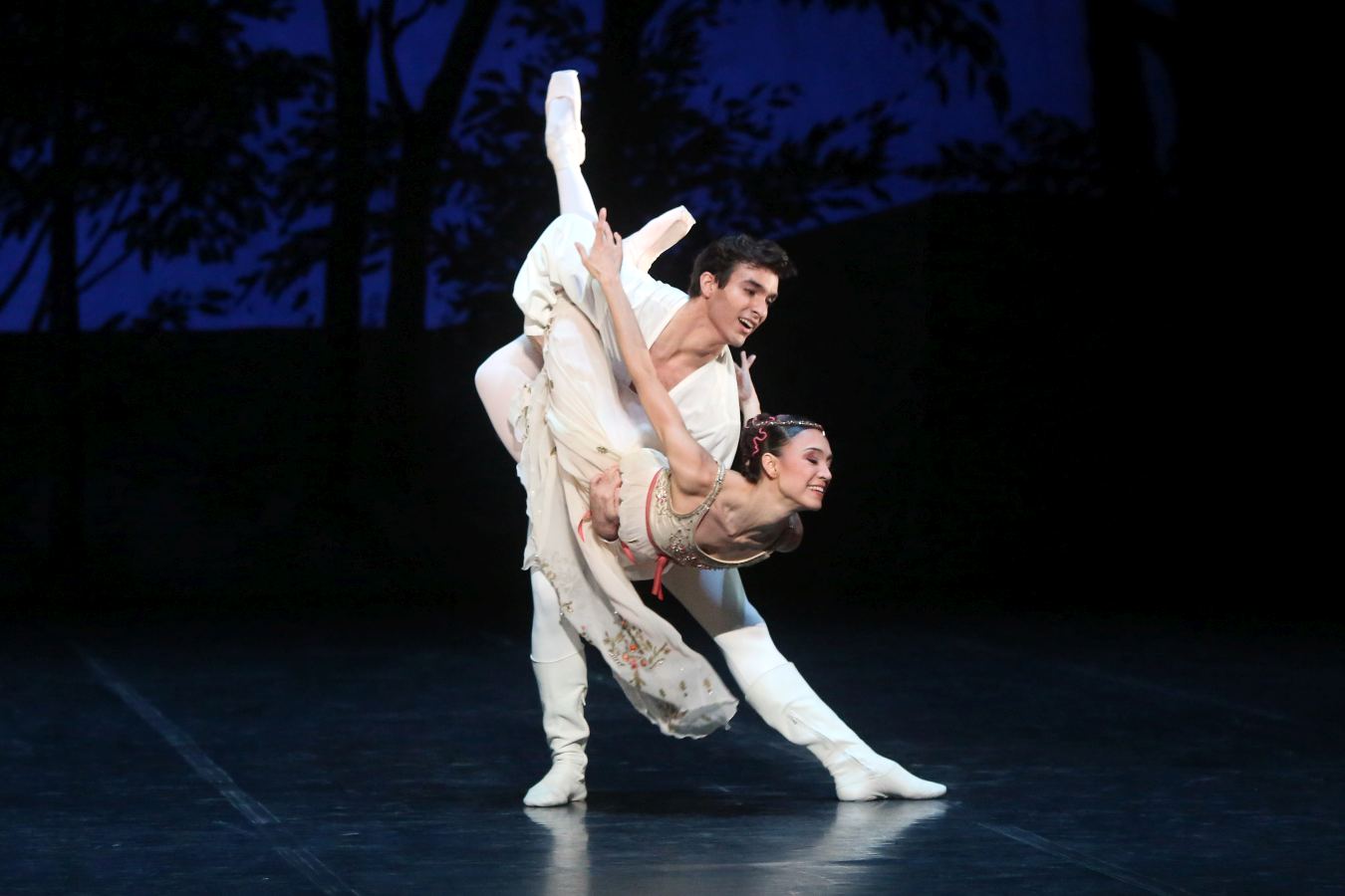 10. R.Aleman (Juliet) and M.F.Paixà (Romeo), “Rome and Juliet” by J.Cranko, Stuttgart Ballet 2018 © Stuttgart Ballet