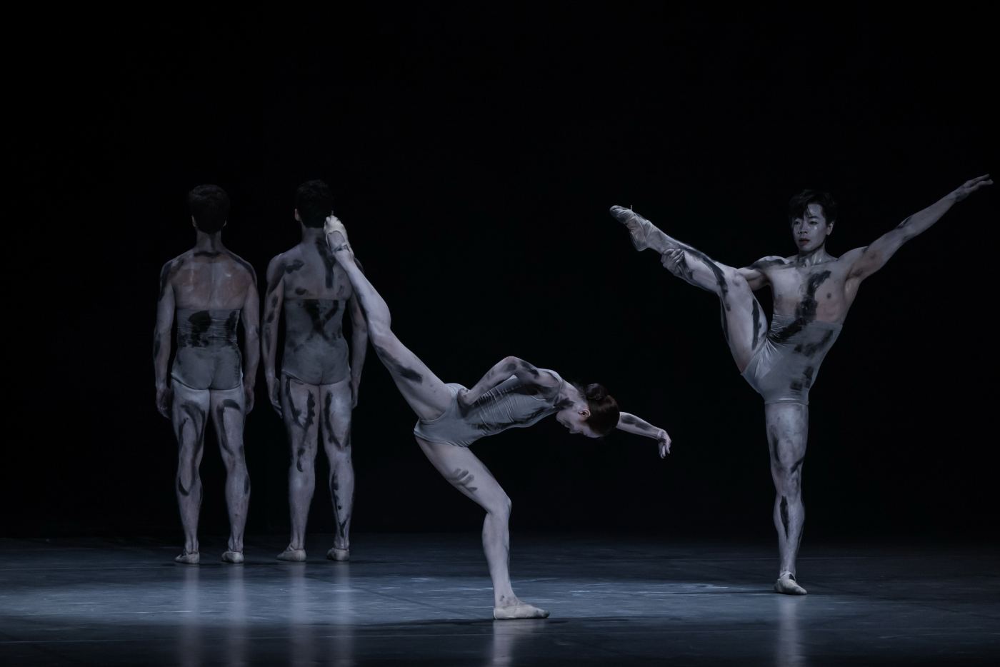 2. Y.Lee, M.Kiyota, and ensemble, “Sad Case” by S.León and P.Lightfoot, Ballet of the Hungarian State Opera 2022 © A.Nagy / Hungarian State Opera 