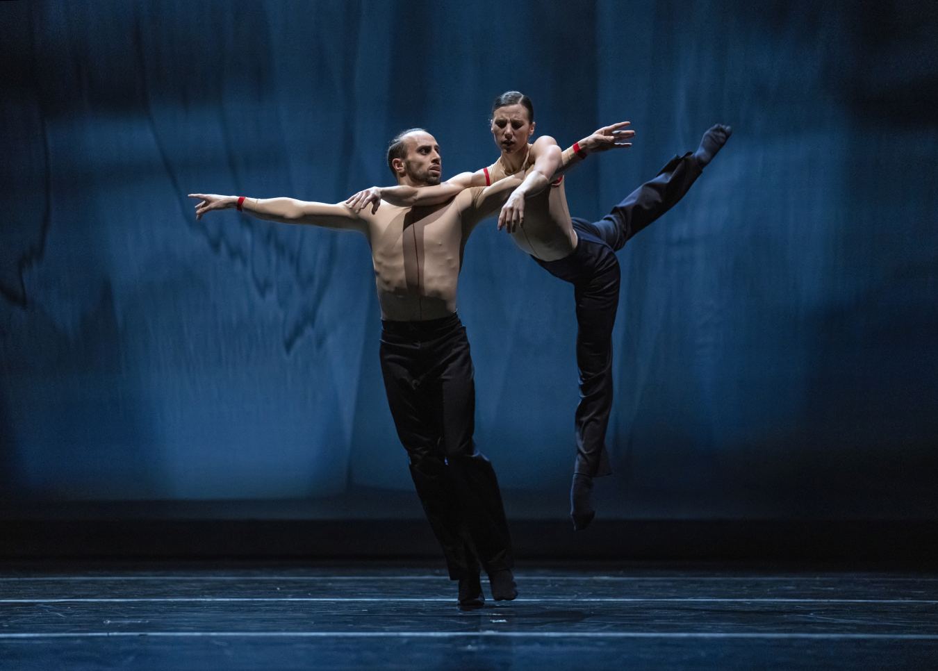 6. E.Nunes and S.-L.Chapman, “Handman” by E.Clug, Ballet of the State Theater Nuremberg 2022 © J.Vallinas