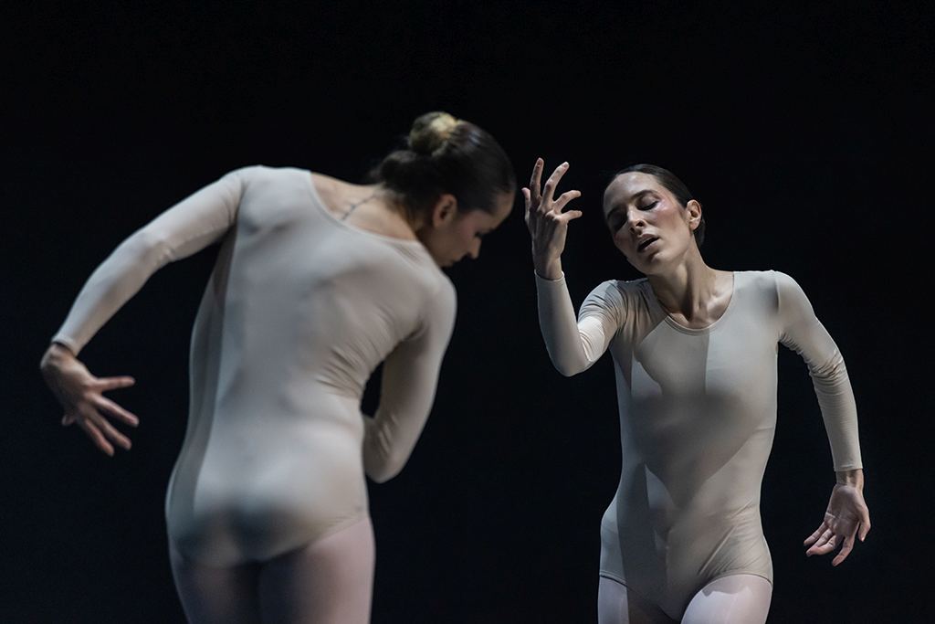 21. B.Andrade and N.Brown, “Point” by S.Eyal, Gauthier Dance 2022 © J.Bak