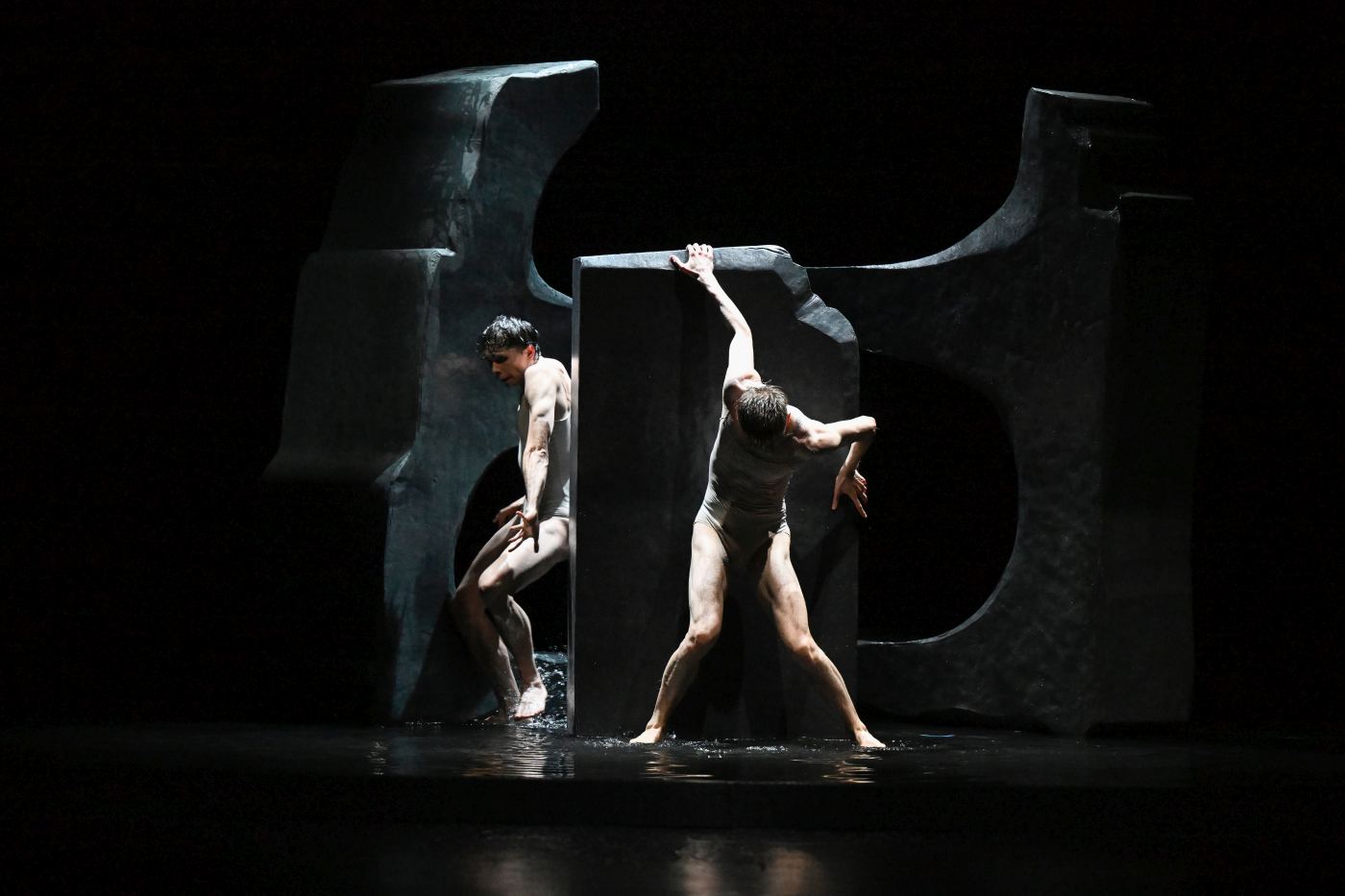 13. L.Stiens and A.Zuccarini, “Ifima” by L.Stiens and S.Heller, Stuttgart Ballet 2022 © Stuttgart Ballet