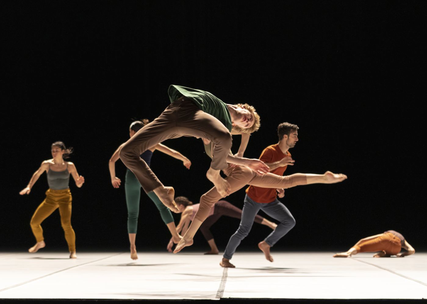 12. V.Ketelslegers and ensemble, “Secus” by O.Naharin, Ballet of the State Theater Nuremberg 2022 © J.Vallinas