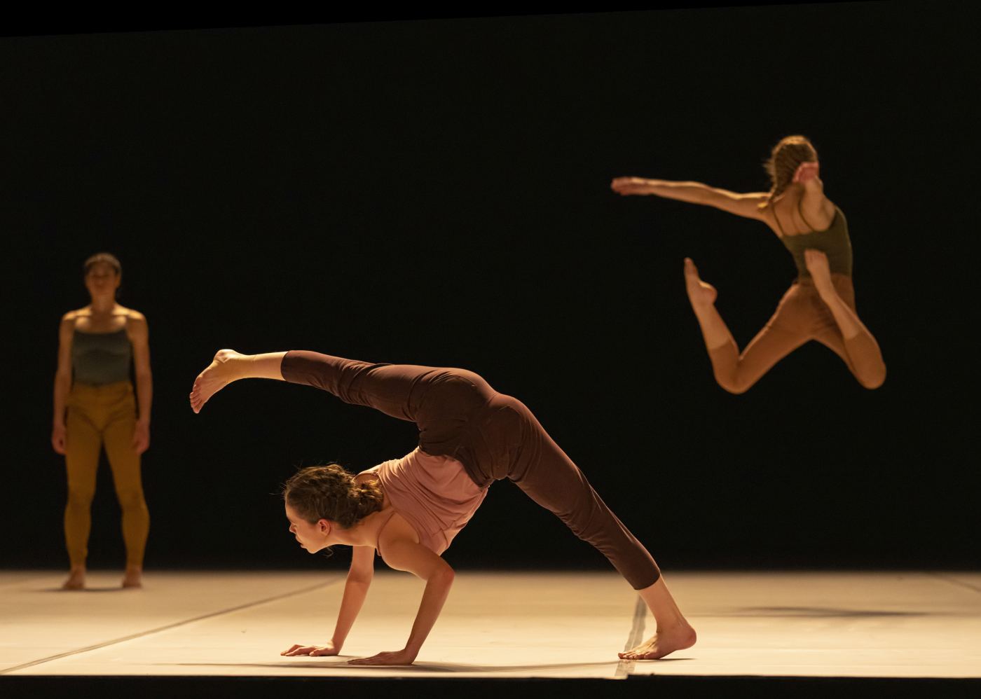 11. A.Tavares and ensemble, “Secus” by O.Naharin, Ballet of the State Theater Nuremberg 2022 © J.Vallinas
