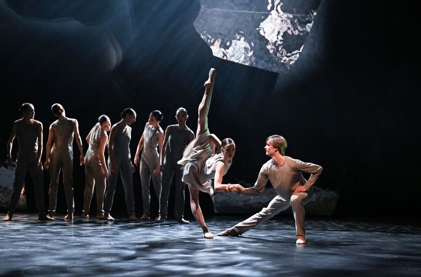 7. M.Brown, C.Kunzelmann, and ensemble, “Reflection/s” by R.Novitzky, Stuttgart Ballet 2022 © Stuttgart Ballet