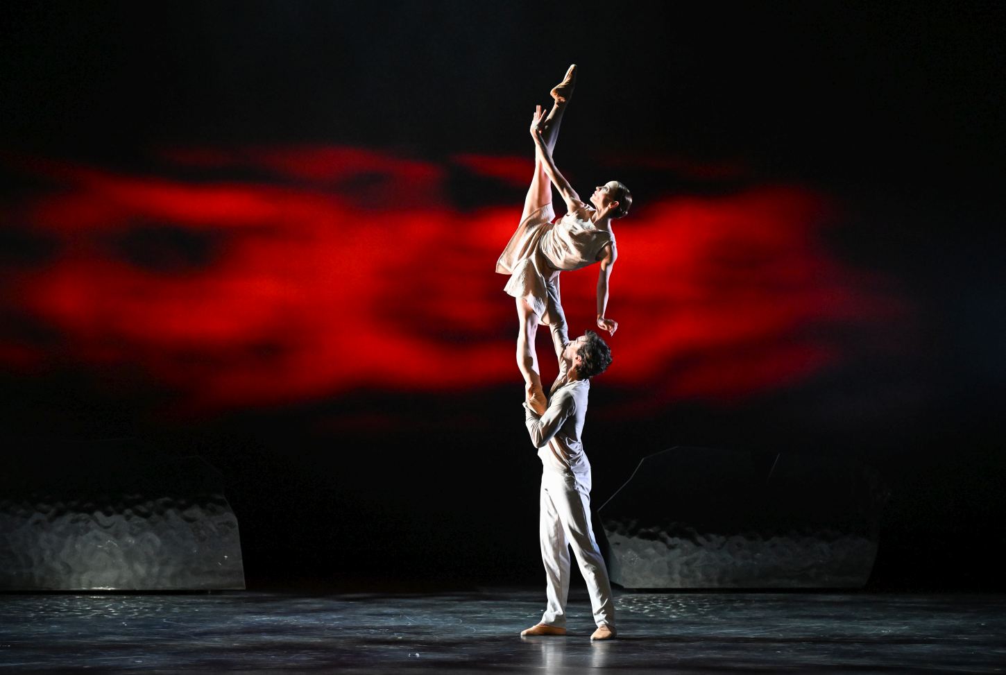 6. M.Kacerova and M.F.Paixà, “Reflection/s” by R.Novitzky, Stuttgart Ballet 2022 © Stuttgart Ballet