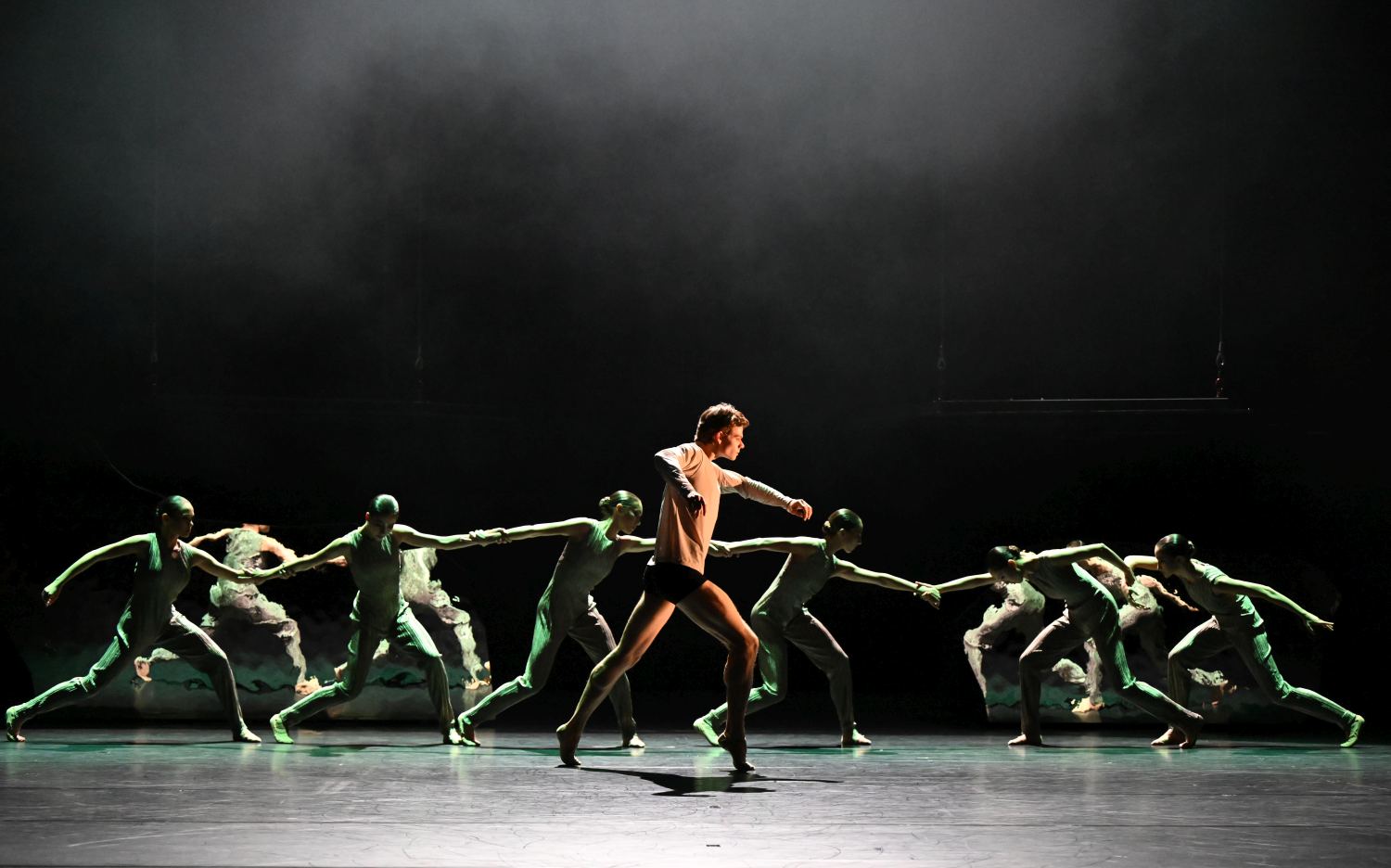4. H.Erikson and ensemble, “Reflection/s” by R.Novitzky, Stuttgart Ballet 2022 © Stuttgart Ballet