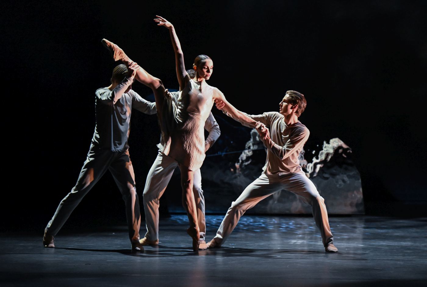 5. M.Kacerova and ensemble, “Reflection/s” by R.Novitzky, Stuttgart Ballet 2022 © Stuttgart Ballet