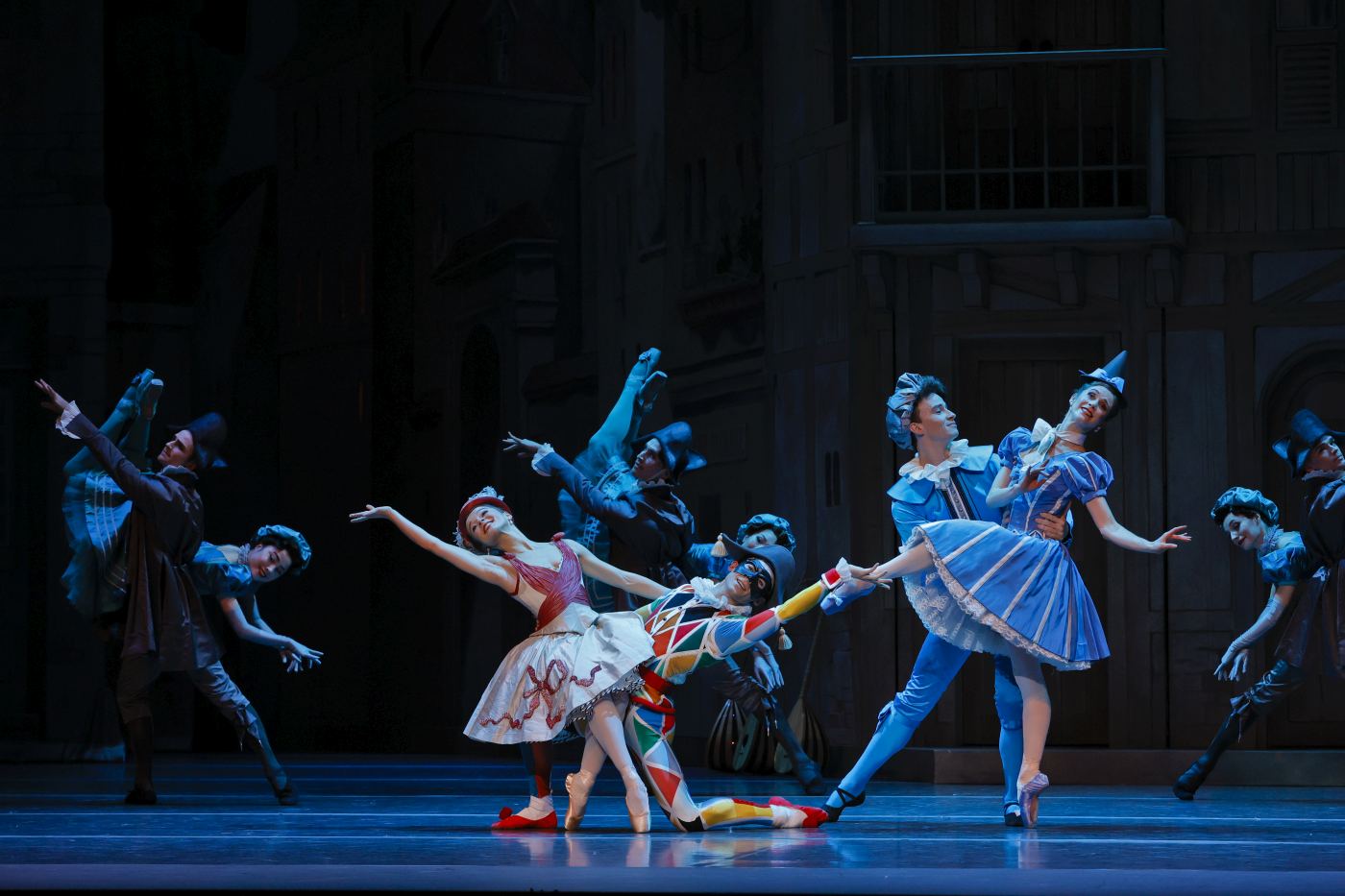 10. B.Bemet (Columbine), B.Chynoweth (Harlequin), J.Madden (Pierrette’s Partner), S.Spencer (Pierrette), and ensemble, “Harlequinade” by M.Petipa, additional choreography by A.Ratmansky; The Australian Ballet 2022 © J.Busby