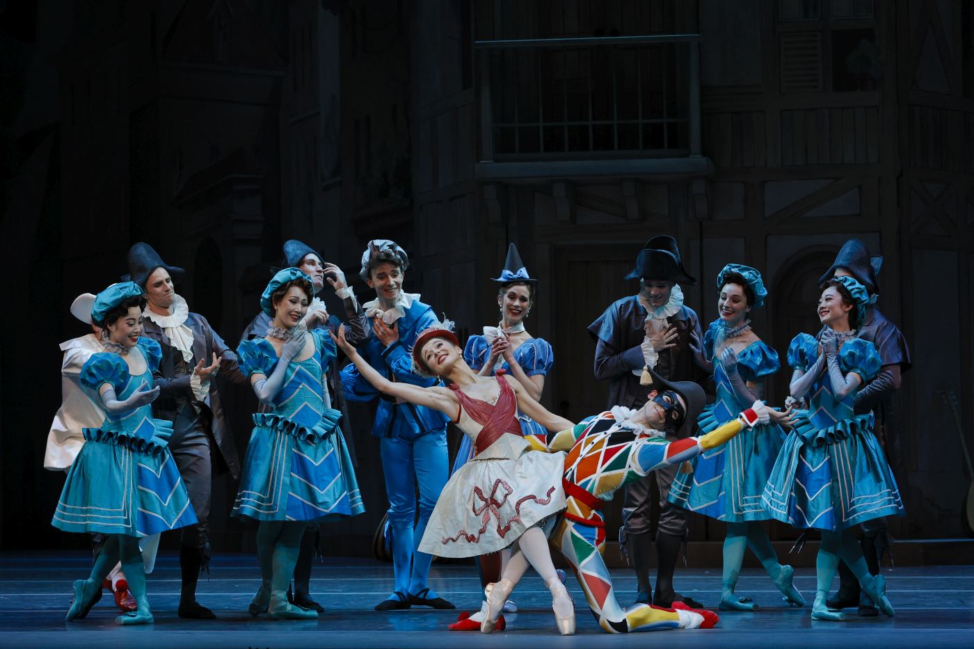 1. B.Bemet (Columbine), B.Chynoweth (Harlequin), and ensemble, “Harlequinade” by M.Petipa, additional choreography by A.Ratmansky; The Australian Ballet 2022 © J.Busby