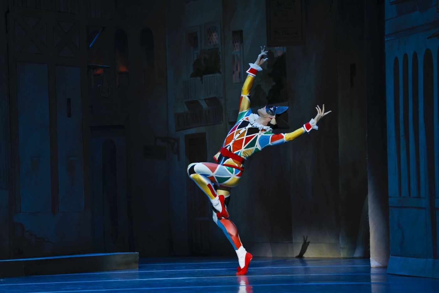 3. B.Chynoweth (Harlequin), “Harlequinade” by M.Petipa, additional choreography by A.Ratmansky; The Australian Ballet 2022 © J.Busby