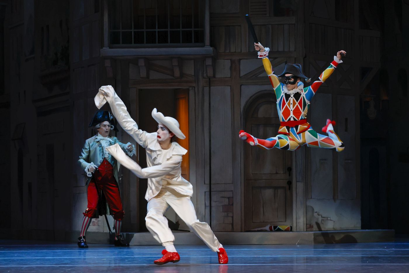 7. S.Heathcote (Cassandre), C.Linnane (Pierrot), and B.Chynoweth (Harlequin), “Harlequinade” by M.Petipa, additional choreography by A.Ratmansky; The Australian Ballet 2022 © J.Busby