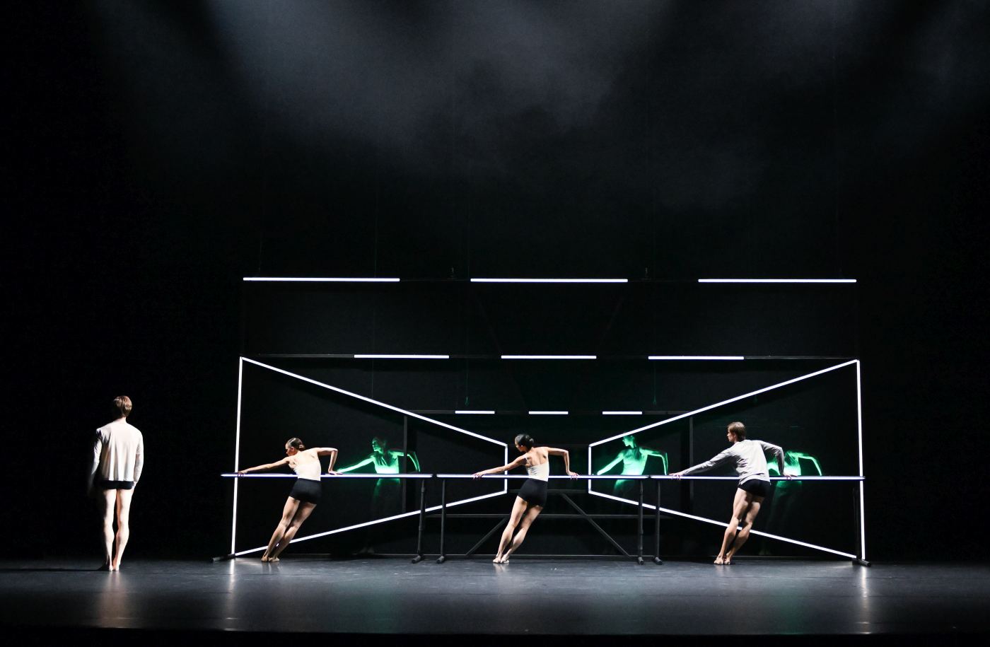 3. H.Erikson and ensemble, “Reflection/s” by R.Novitzky, Stuttgart Ballet 2022 © Stuttgart Ballet