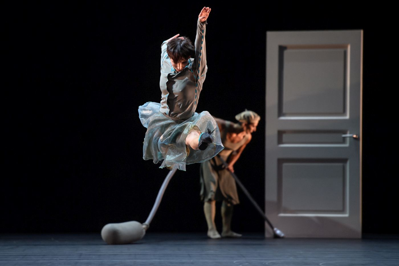 17. A.Blackwell and ensemble, “Casi Casa” by M.Ek, Les Ballets de Monte Carlo 2022 © A.Blangero