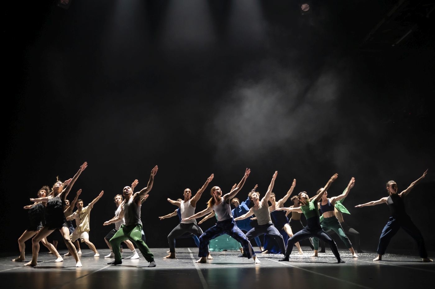 8. Ensemble, “Nighttime Showtime” by J.Hernandez, Ballet of the State Theater Nuremberg 2022 © B.Stöß