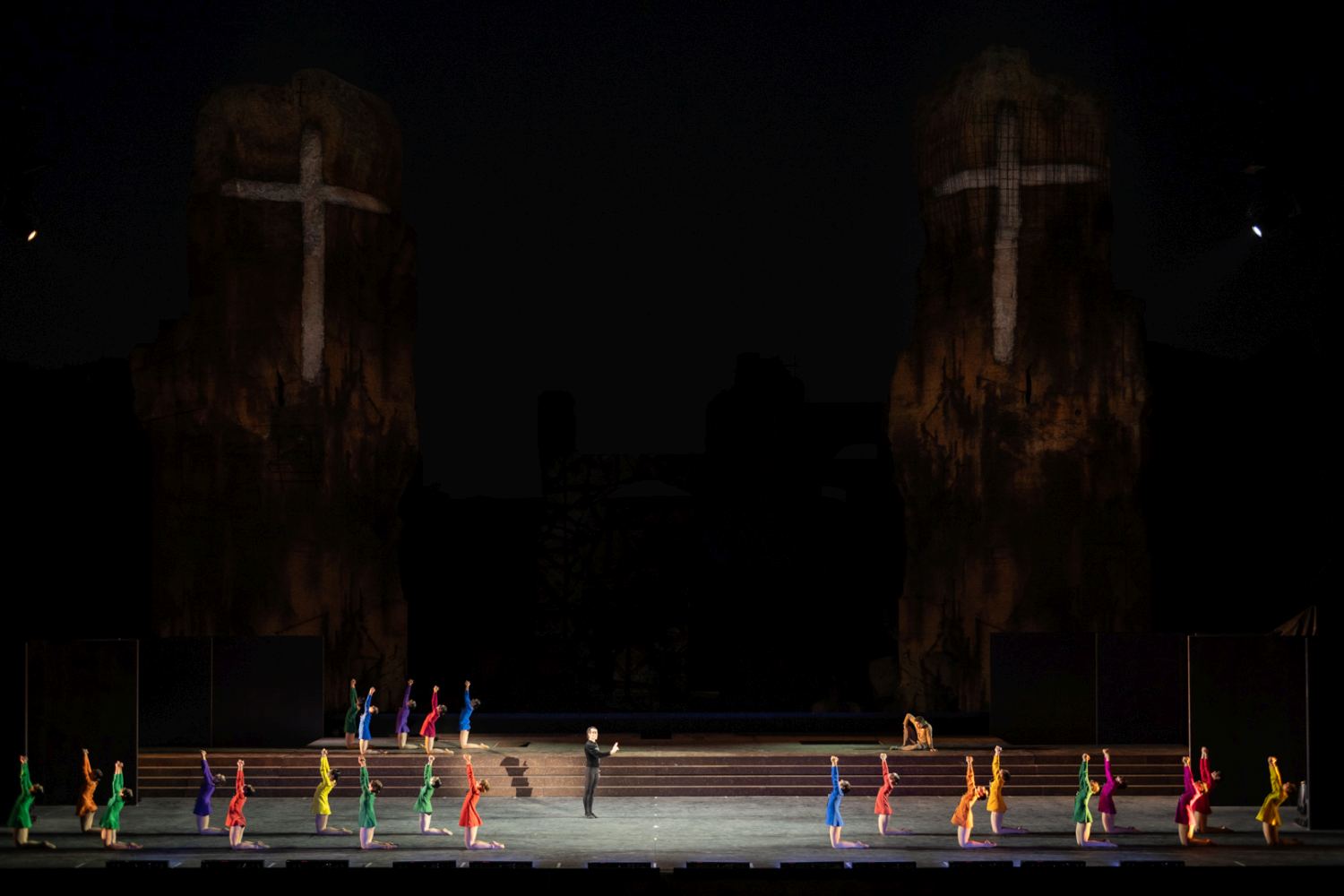 4. C.Cocino (Frollo) and ensemble, “Notre-Dame de Paris” by R.Petit, Ballet of the Teatro dell’Opera di Roma 2022 © F.Sansoni / Teatro dell’Opera di Roma